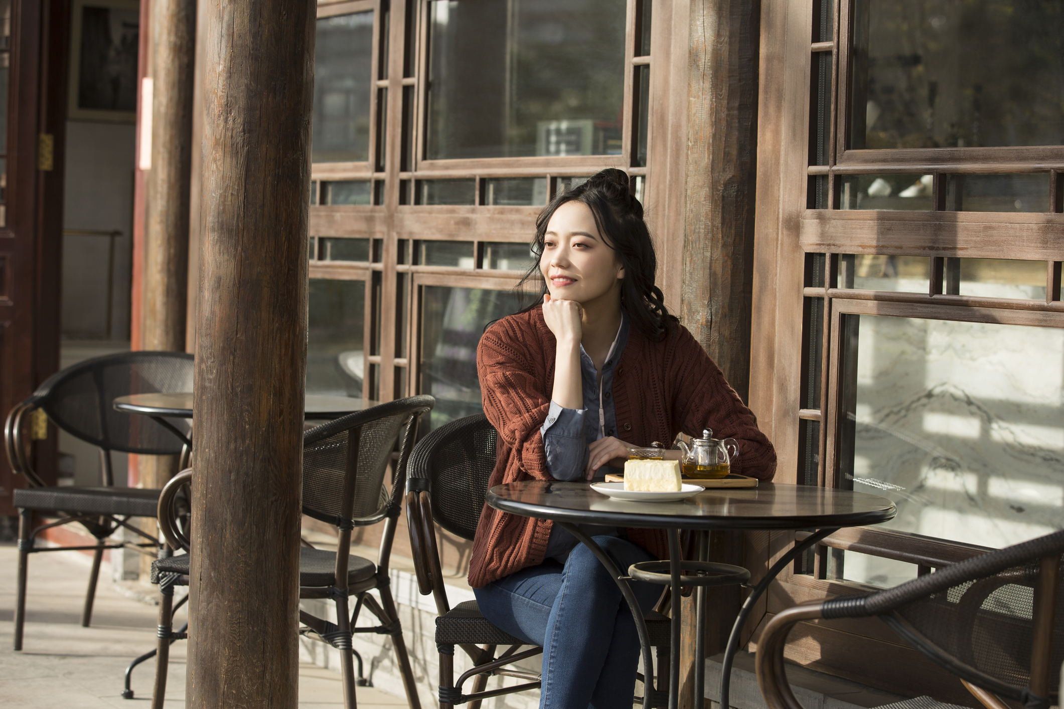 Chinese white-collar female enjoying afternoon tea in sidewalk cafe – stock photo